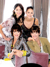 20012010 Arriba, Maggie y Annie Ford Danielson, imagen actual de la firma; abajo, Jean y Jane Ford, creadoras de Benefit.  AGENCIAS