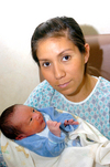 26012010 Santiago a los cuatro días de nacido, su mamá Verónica del Rocío Castañeda de Salas lo presenta.