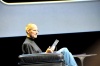 En su ya tradicional uniforme de jeans y suéter negro de cuello alto, Jobs hizo la presentación de la 'iPad'.