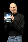 En su ya tradicional uniforme de jeans y suéter negro de cuello alto, Jobs hizo la presentación de la 'iPad'.