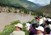 Cerca de medio centenar de turistas de diversas nacionalidades varados por las lluvias torrenciales en el pueblo peruano de Machu Picchu se unieron  para construir un muro que ayude a contener el desborde del río Urubamba.
