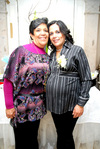 30012010 Vannia Gómez lució feliz junto a su mamá Juana María Durán, en su fiesta de canastilla.