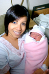 04022010 Mamá primeriza. Lourdes Mayela Sifuentes García con su bebita Regina.