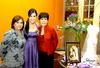 05022010 Acompañan a la novia su mamá, Sra. Lupita Nájera de Ávila y su futura suegra, Sra. Lety Aburto de Torres.
