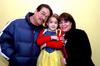 07022010 Silvia Paola Meléndez cumplió cinco años de vida y le ofrecieron una piñata. En la fotografía aparece con sus abuelitos Tomás y Sillvia Meléndez.