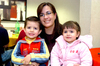 11022010 Se divierten. Mónica Alcayde de Pinot con sus hijos Alfonso y Diana.
