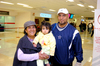11022010 México. Hipólita Hernández llegó de visita y fue recibida por su hijo José Manuel Rodríguez y su nieta Vanessa Miriam Rodríguez Ruelas.