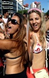 Las escenas de hombres orinando contra árboles, vehículos y paredes son muy comunes en el carnaval en Río de Janeiro debido a que, como muchas de las fiestas son callejeras y con alto consumo de cerveza, la demanda por baños se multiplica y la oferta es casi nula.