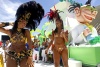Las altas temperaturas en Río de Janeiro, que han hecho de este febrero el más caliente en medio siglo, según cálculos divulgados por institutos de meteorología, han obligado a los cariocas a cambiar sus hábitos para soportar el ardiente verano y aguantar el frenético ritmo del carnaval.