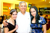 13022010 Mariana y Cecilia junto a su papá, Sr. Gilberto Sánchez.