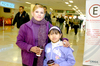 16022010 Viajero. Claudia de Pino y su hija Marla, acudieron a despedir a un familiar.