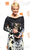Colin Firth posa con su premio a mejor actor principal por la película 'A single man'.
