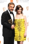 Miembros del reparto de la película francesa 'The Prophet' posan con el premio a Mejor Película en habla extranjera.