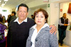 23022010 Viajero. José Romero y Mayela Rueda despidieron a su hijo en el aeropuerto.