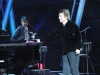 El cantante español Raphael cautivó la noche del miércoles al jueves al público del Festival de Viña del Mar, donde entonó los grandes éxitos de sus 50 'primeros' años.