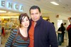 25022010 México. Ana Laura Velasco recibió a su esposo Alberto Pasillas quien regresó a casa.