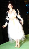 Anne Hathaway Interpreta a La Reina Blanca en 'Alice in Wonderland'.