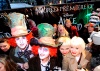 Desde temprana hora, adeptos británicos a Tim Burton y provenientes de otros lugares de Europa, se formaron afuera del Cine Odeon para ver de cerca de sus ídolos.