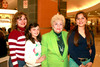 28022010 Familia. Doña Bertha Arzagoitia de Del Valle con su hija María Rosa del Valle de Guzmán y sus nietasPaulette y Brigitte.