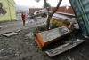 Vista de un féretro que permanece en una calle luego del terremoto en Chile.