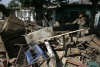 Un militar chileno recoge escombros en una zona afectada de Santiago Chile.