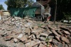 Un militar chileno recoge escombros en una zona afectada de Santiago Chile.