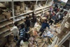 Una multitud saquea un supermercado  a raíz de la falta de alimentos provocada por el terremoto.