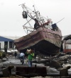 Vista general de un barco varado tras haber sido arrastrado por un terremoto en el puerto de Talcahuano, 531 kilómetros al sur de Santiago Chile.