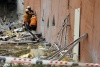 Rescatistas chilenos trabajan en las operaciones entre los escombros de un edificio residencial luego del terremoto ocurrido.