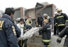 Rescatistas chilenos trasladan el cuerpo de un hombre que fue encontrado en los escombros.