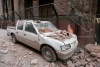 Un vehículo es impactado por escombros  en Santiago Chile, tras el fuerte terremoto de 8,3 grados en la escala Richter que azotó el 80 por ciento del país.