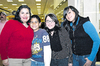 02032010 Pablo Cortez y Karina Pachicano con sus hijos Danna y Pablo.