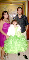 07032010 Acompañan a la cumpleañera sus padres, Sres. Javier de Lira e Iris Espino.