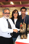 07032010 Hersilia Zamonsett, Fernando Corripio y el manejador Ramón Ricardo con Gala, ejemplar de la raza York Shire Terrier.