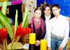 09032010 Mónica Lizeth Puentes Luján junto a las organizadoras de su fiesta de canastilla: Elba Carmona de Rodríguez y Magdalena Pérez Altamirano.
