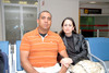 10032010 Hermosillo. David Tovar González realizó un viaje de trabajo y fue despedido por su esposa Lis Rojas.