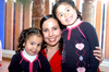 11032010 Sonrientes. Mónica de la Rosa con sus hijas Kitti y Sofi.