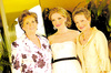 La festejada acompañada por su cuñada, futura suegra, mamá y hermanas.