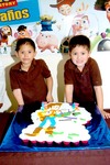 20032010 Hermanos. Damián y Nicolás Luna Morales apagaron la quinta velita de su pastel de cumpleaños.