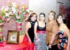 21032010 Susana acompañada por las organizadoras de su despedida de soltera Lolis Camarillo, Irma y Berenice Leyva.