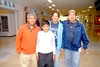 23032010 Va a Cancún a una convención de trabajo Francisco Mora Reyes despide sus papás Francisco Mora y Carmen Aguilar.