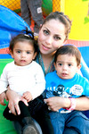 26032010 Paulina Ruelas con sus pequeños Ana Camila y Miguel Ángel Reyes.