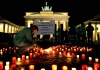 Activistas de Greenpeace se dieron cita en la puerta de Brandenbugo antes del apagón para encender velas.
