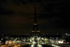 Mientras que en la Torre Eiffel imperaron las razones de seguridad, apagando las luces sólo por 5 minutos, otros monumentos históricos, incluyendo el Arco del Triunfo, estuvieron oscuros completamente.