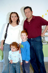 31032010 Ana Lucía y Carlos Almaraz en compañía de sus hijos.