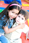 01042010 Isabela junto a su hermanito David Orozco Valenzuela, quien celebró tres años de edad.