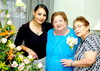 01042010 Nayeli Mata Beltrán en su fiesta de canastilla acompañada de su abuelita Irma Guzmán de Mata y su tía Cony Mata de Riesco.