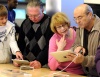 Uno de los primeros compradores sostiene la tableta de Apple a la salida de una tienda de la Quinta Avenida de Nueva York.