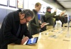 Uno de los primeros compradores sostiene la tableta de Apple a la salida de una tienda de la Quinta Avenida de Nueva York.