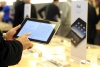 Uno de los primeros compradores muestra orgulloso su iPad en Nueva York.